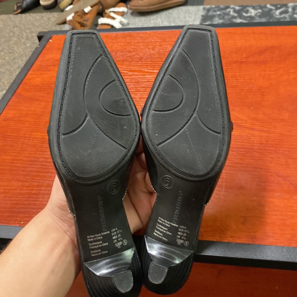 Predictions BNWOT chain mule kitten heels - Picture 4 of 6